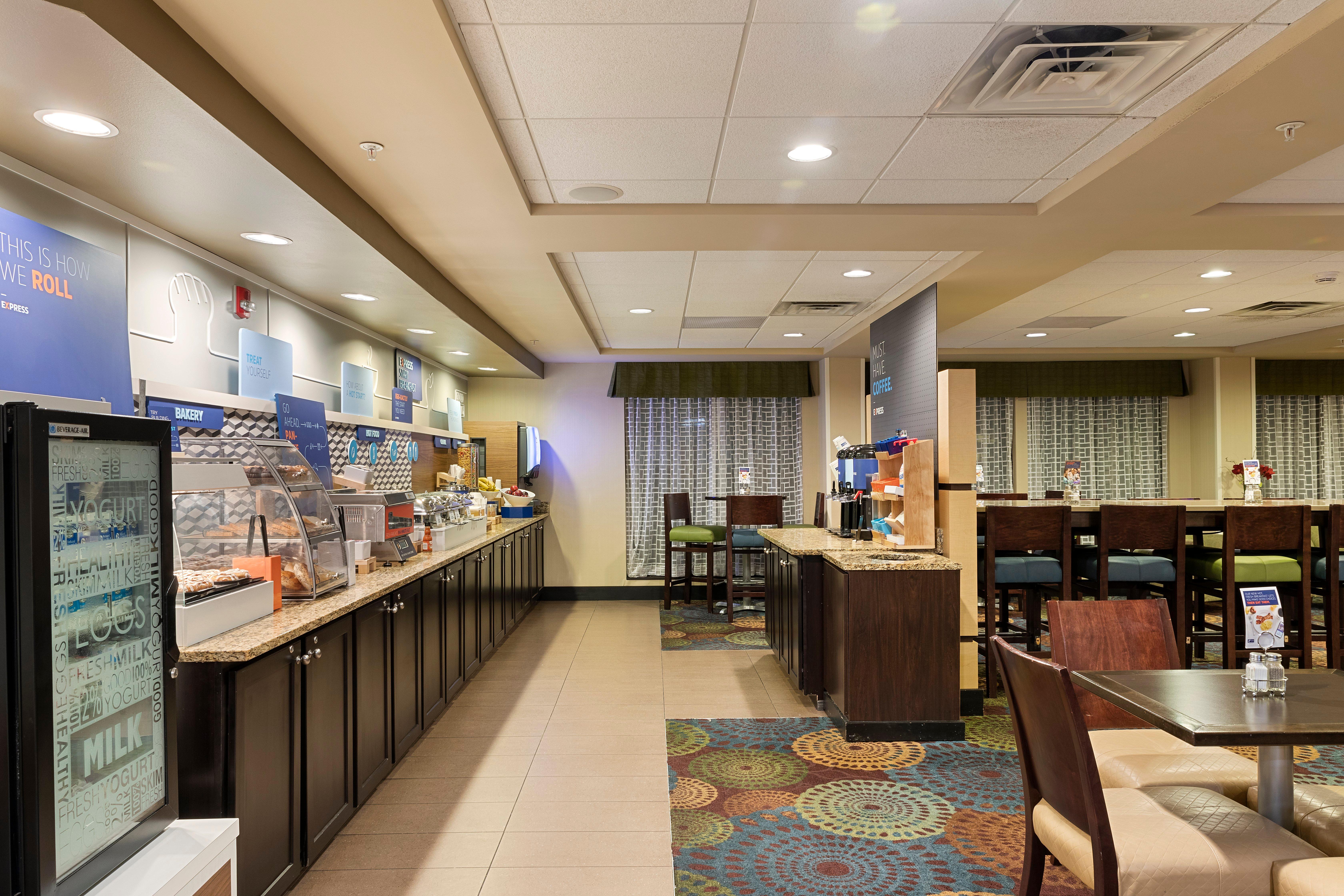 Holiday Inn Express Bloomington West By Ihg Exterior photo